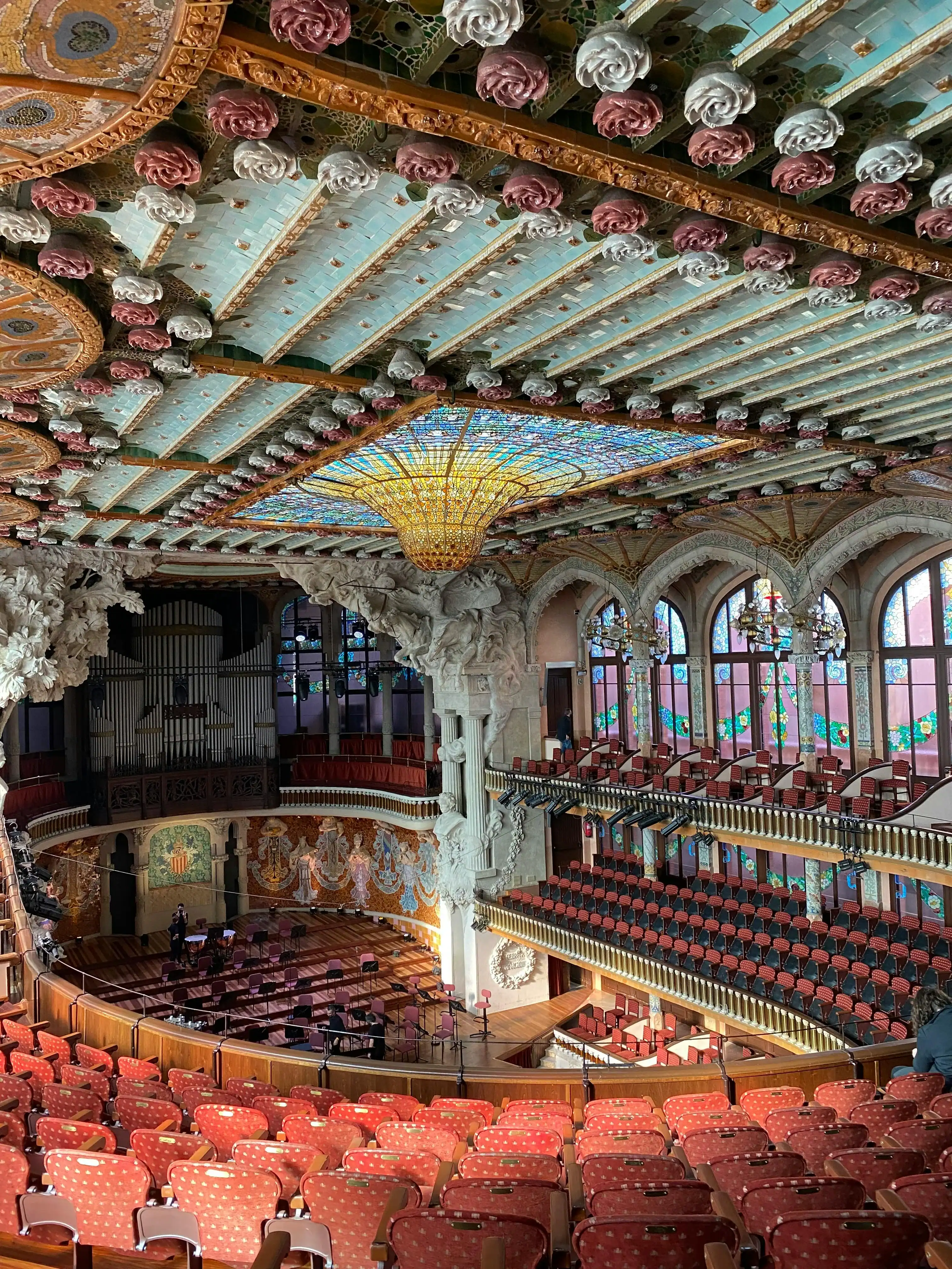 Blick vom Balkon auf die Bühne und die Buntglas-Decke des Palau de la Musica Catalana