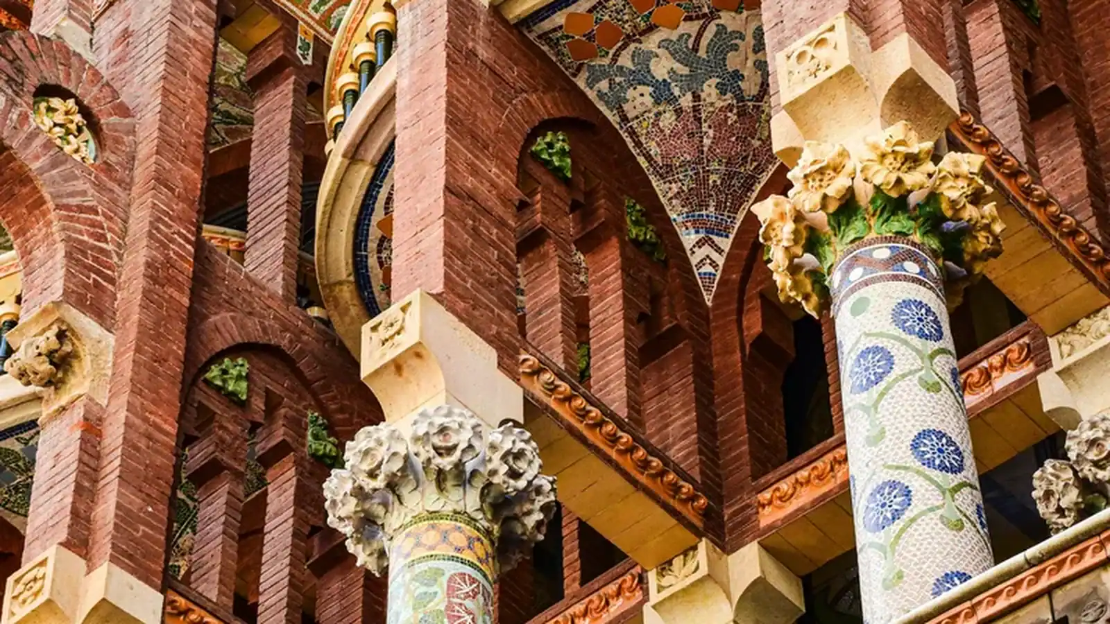 Fassadendetail des Palau de la Musica mit Mosaiken und floralen Säulenkapitellen