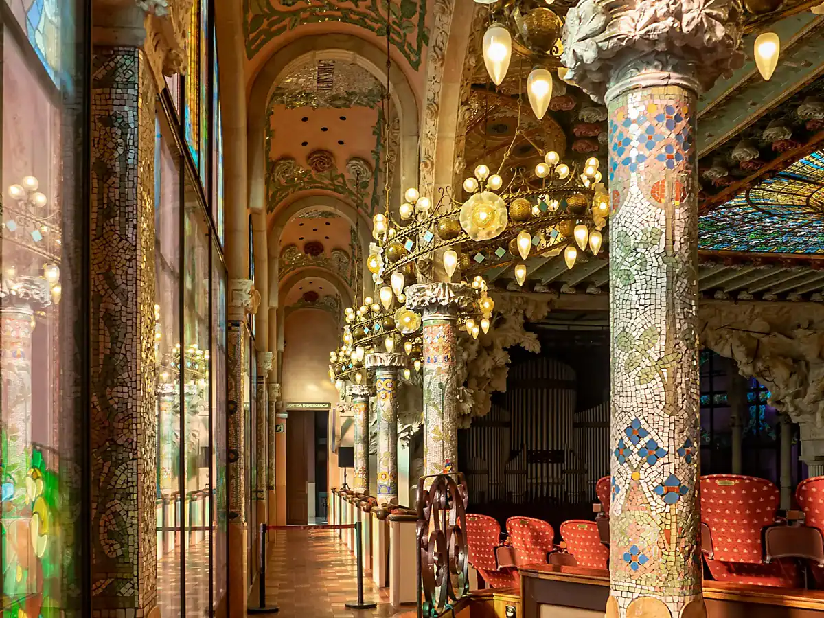 Mosaik-Säulen und Jugendstil-Ornamente im Foyer des Palau de la Musica Catalana