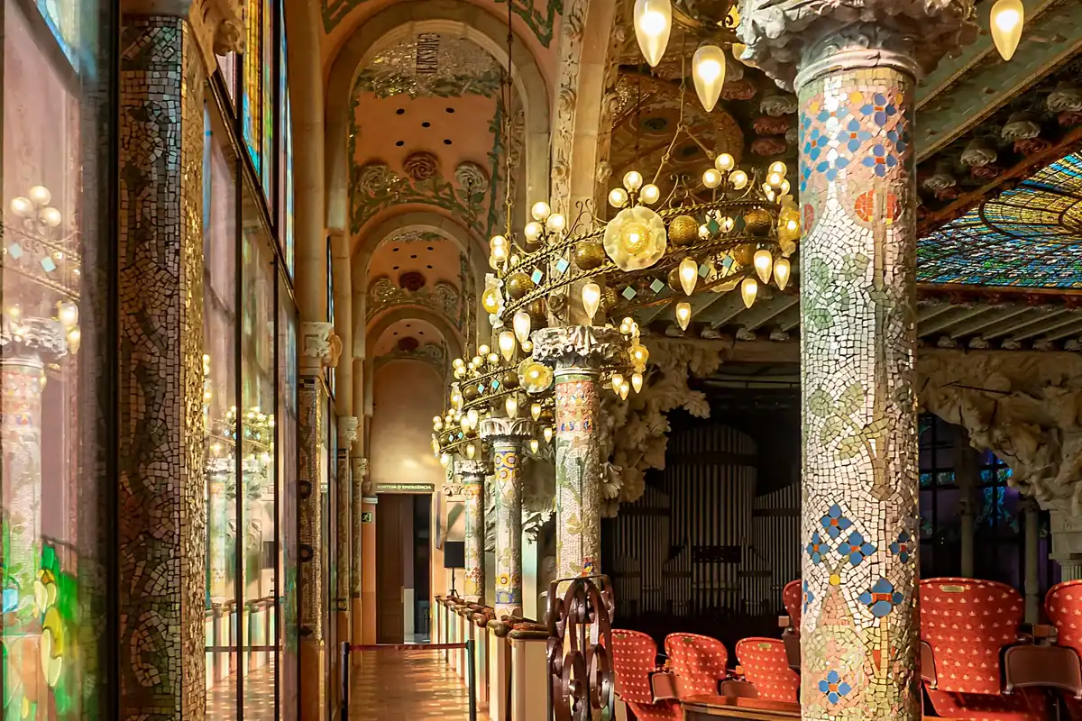 Mosaik-Säulen mit Trencadís-Keramik im Foyer des Palau de la Musica Catalana