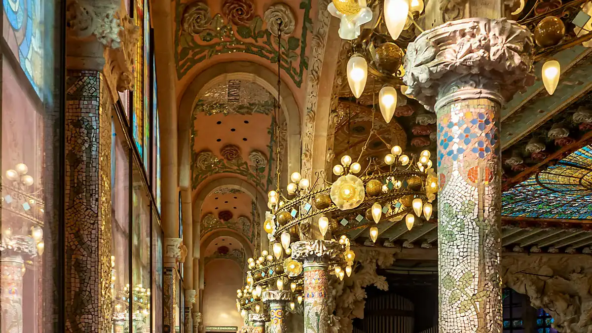 Mosaik-verzierte Säulen im Inneren des Palau de la Musica Catalana — typisch für den Stil von Domènech i Montaner