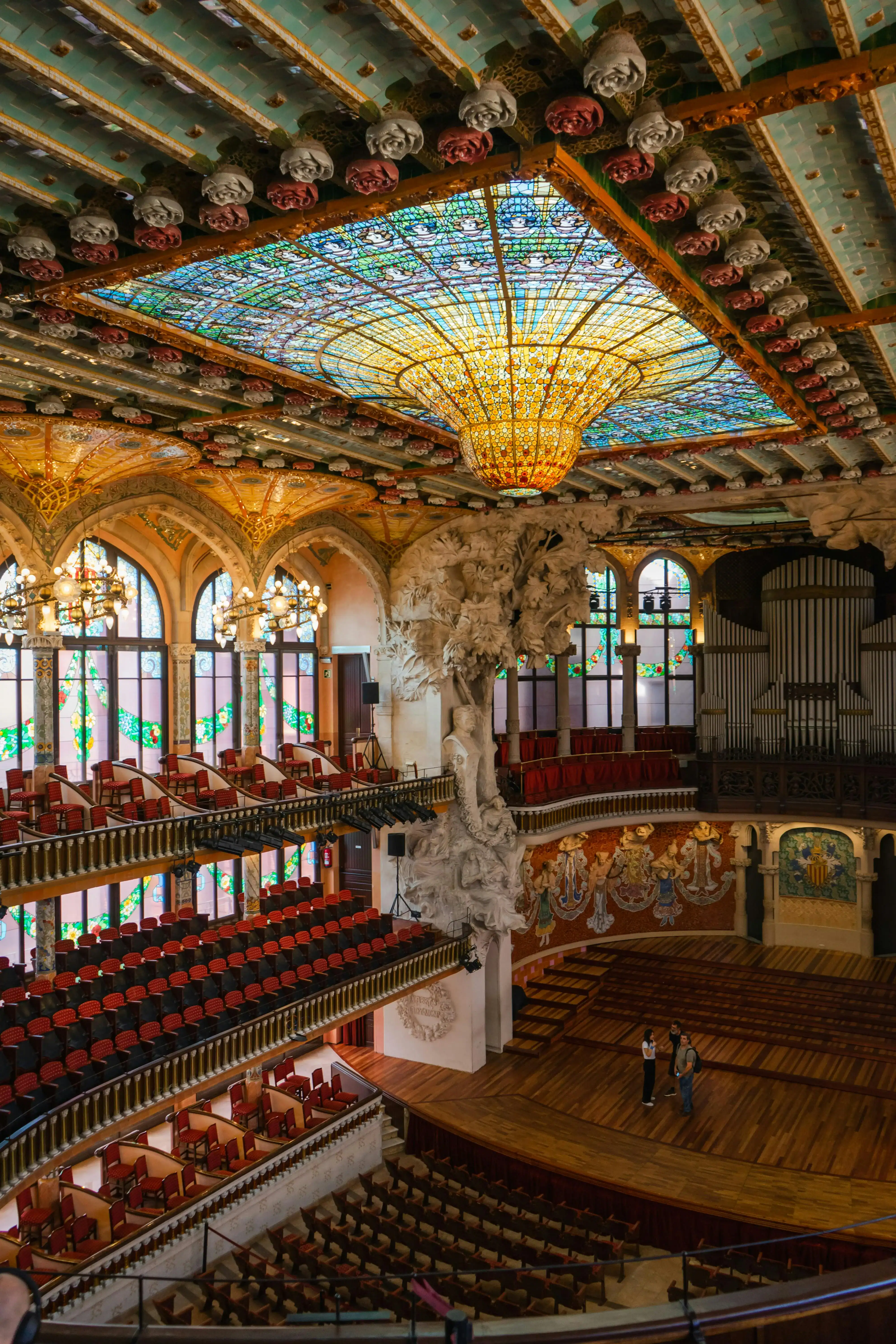 Buntglas-Decke und Bühnenbereich des Palau de la Musica Catalana während einer Führung