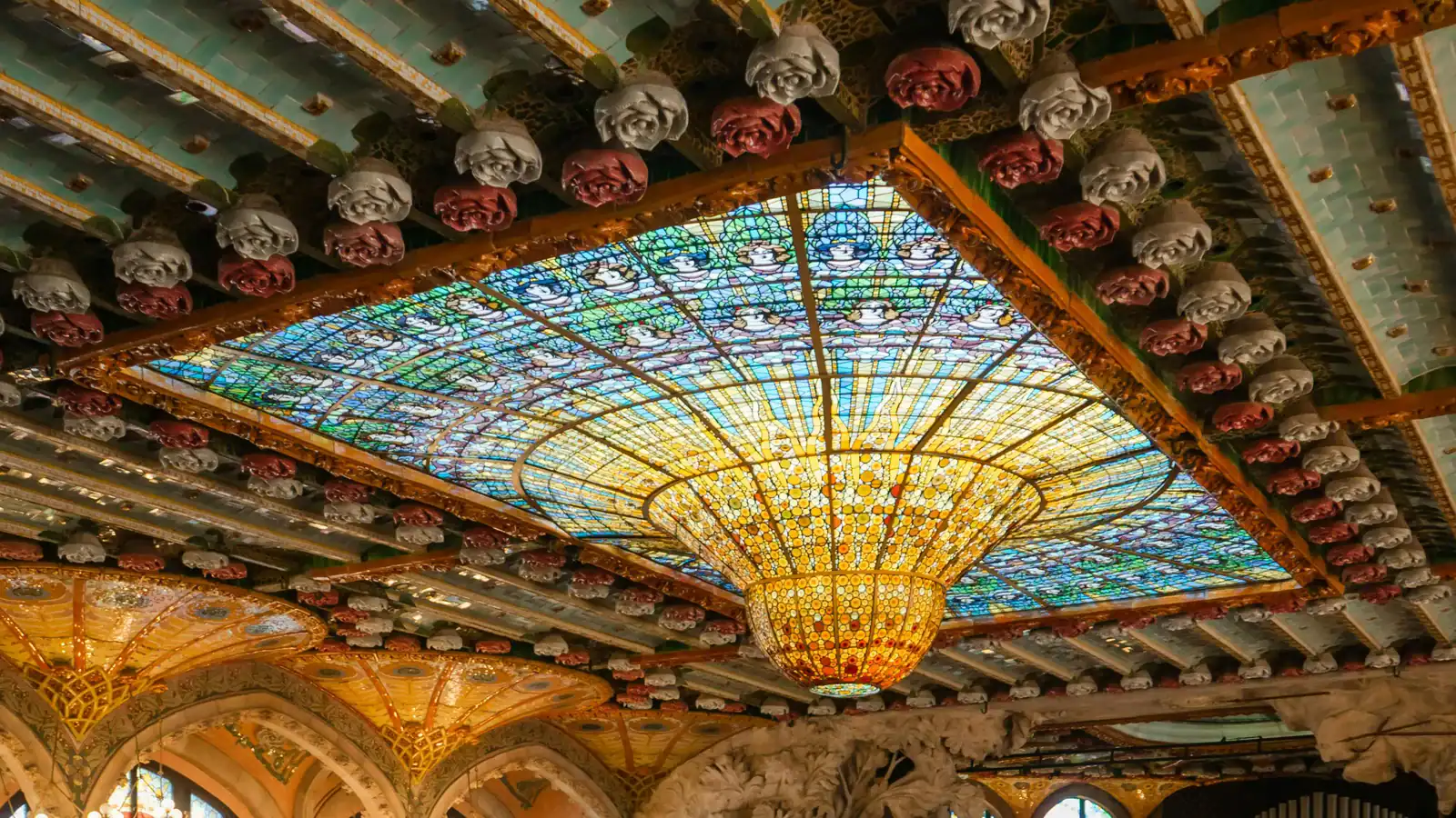 Umgekehrte Buntglas-Kuppel im Konzertsaal des Palau de la Musica, gestaltet von Antoni Rigalt